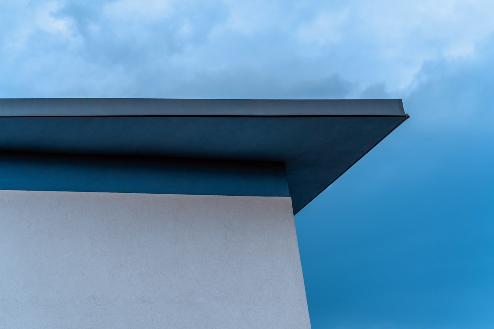 Innowacyjne wykorzystanie dachu z blachy płaskiej w nowoczesnej architekturze