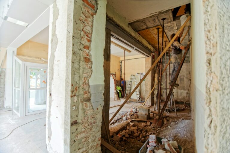 Remont domu – Jak zmienić starą posiadłość w nowoczesne i eleganckie miejsce życia