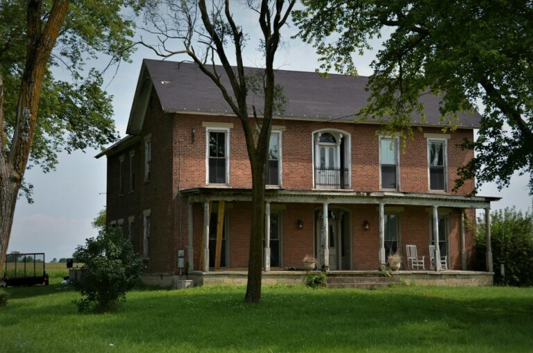 Transformacja starego w nowoczesne - Elewacje, które odmieniają piętrowe domy.