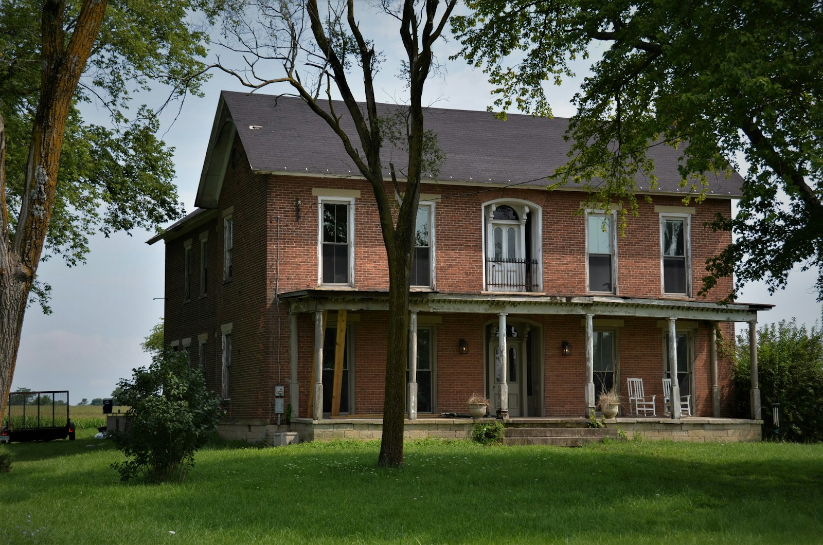 Transformacja starego w nowoczesne - Elewacje, które odmieniają piętrowe domy.